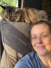 Cliente Félident avec son chat sur le canapé