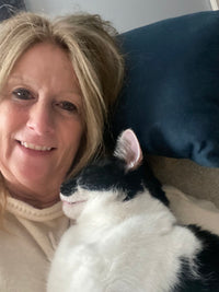 Cliente Félident avec son chat noir et blanc